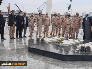 مراسم سالروز دوازده بهمن 1400 و گلزیزان مزار شهدای گمنام و رژه ناوگان نیروی دریایی بندر انزلی 3